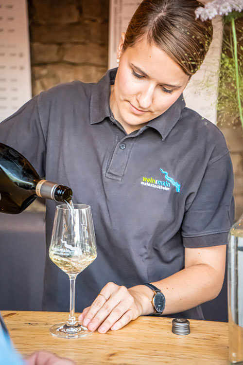 Mainstick-Arbeitsbekleidung-Teambekleidung-Anzeige-Weinfest